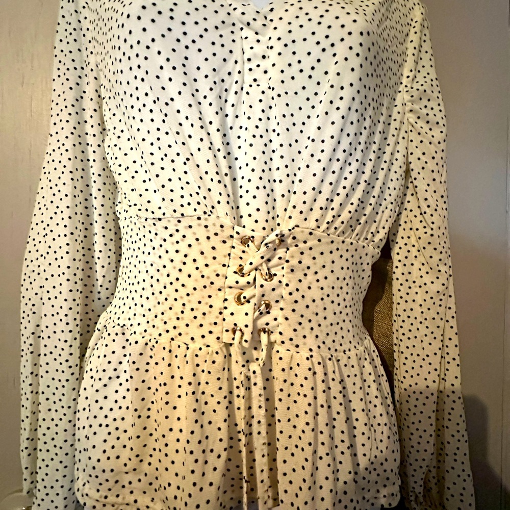 White shirt, black dots. Tie in the front, very slimming effect!